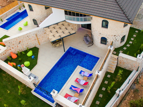  gece  -  Kasım
  | Seydikemer Karadere’de Hamamlı ve Isıtmalı Havuzlu Lüks Villa